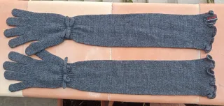 Guanti lunghi grigi in maglia.