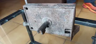 Cerradura antigua con 3 llaves