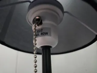 Lámpara de mesa negra