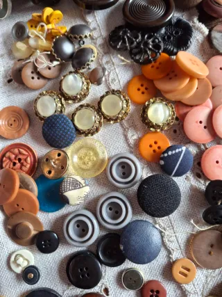 Box bottoni misti circa un kg.