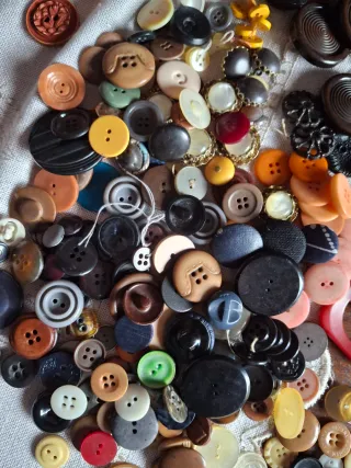 Box bottoni misti circa un kg.