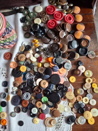 Box bottoni misti circa un kg.