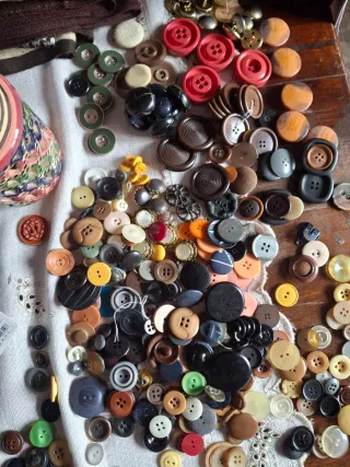 Box bottoni misti circa un kg.