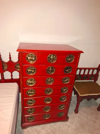 Mueble antiguo rojo con detalles dorados