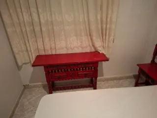 Mueble antiguo rojo con detalles dorados