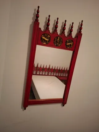 Mueble antiguo rojo con detalles dorados