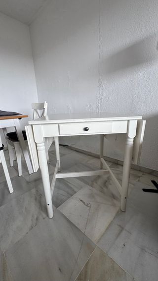 Mesa extensible blanca de madera