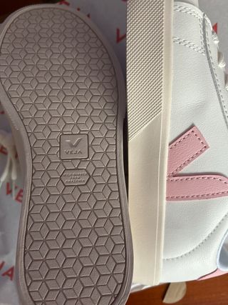 Zapatillas blancas y rosas