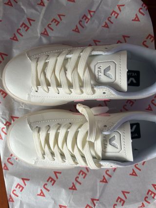 Zapatillas blancas y rosas