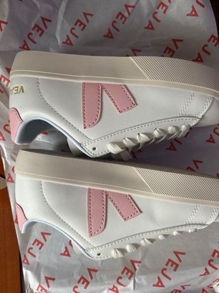 Zapatillas blancas y rosas