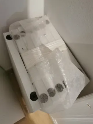 Colonna bianca in legno con ripiani e sportello