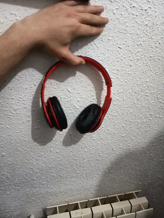 Cascos inalámbricos negros y rojos