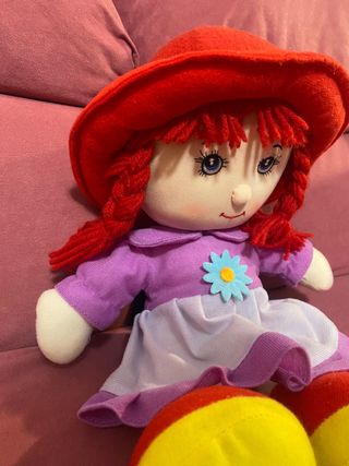 Muñeca de trapo con vestido morado y rojo