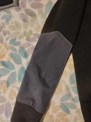 Sudadera con capucha negra y turquesa