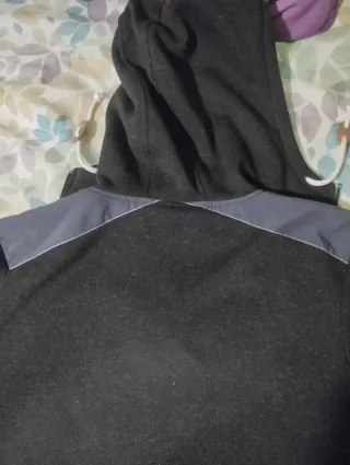 Sudadera con capucha negra y turquesa