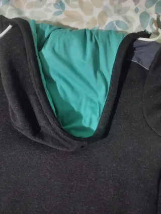 Sudadera con capucha negra y turquesa