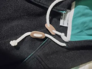 Sudadera con capucha negra y turquesa