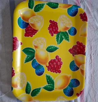 Vassoio giallo con limoni e frutti rossi