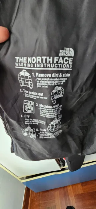 Chaqueta tipo The North Face azul y negra