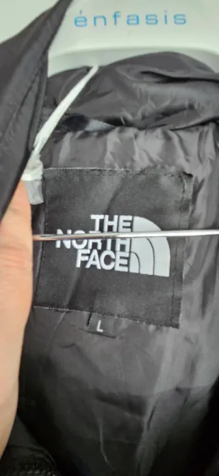 Chaqueta tipo The North Face azul y negra