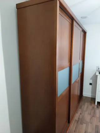 Armario madera puertas correderas cristal.