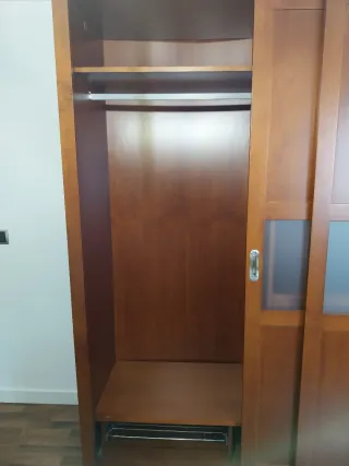 Armario madera puertas correderas cristal.