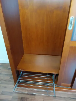 Armario madera puertas correderas cristal.