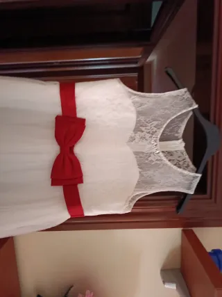 Vestido blanco con lazo rojo