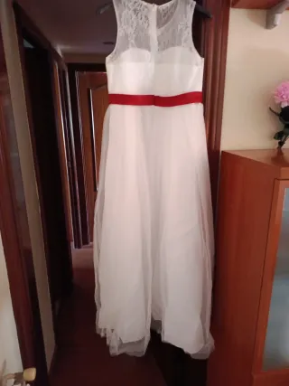 Vestido blanco con lazo rojo
