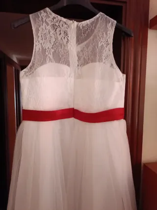 Vestido blanco con lazo rojo