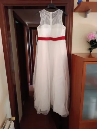 Vestido blanco con lazo rojo