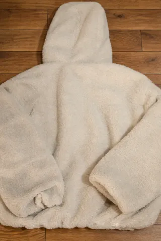 Abrigo beige/blanco con capucha