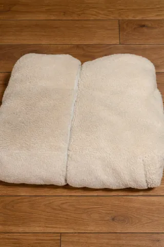 Abrigo beige/blanco con capucha