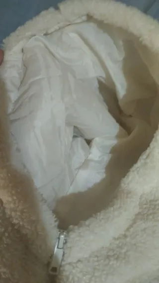 Abrigo beige/blanco con capucha