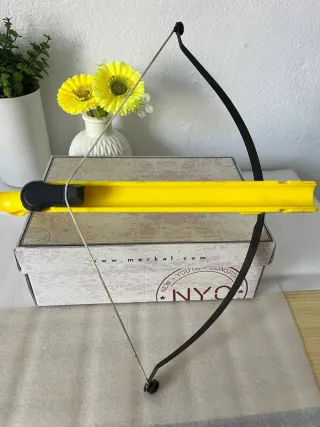 Ballesta de juguete Petron amarilla