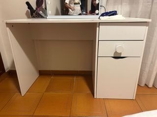 Escritorio blanco con cajones