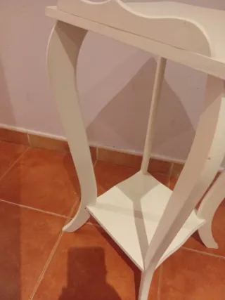 Mesita auxiliar blanca estilo vintage