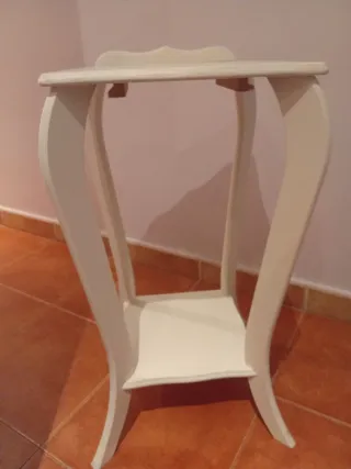 Mesita auxiliar blanca estilo vintage