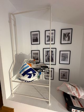 Burro de ropa Amazon Basics blanco