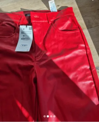 Pantalón Zara efecto piel rojo XS