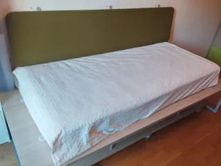Cama nido con cabecero tapizado