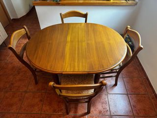 Mesa redonda extensible y 4 sillas