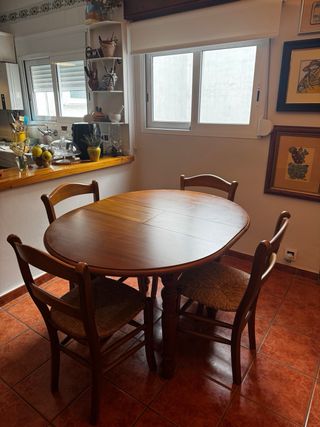 Mesa redonda extensible y 4 sillas