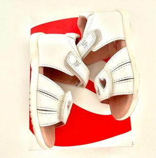 Sandali bianchi Garvalin con cuori