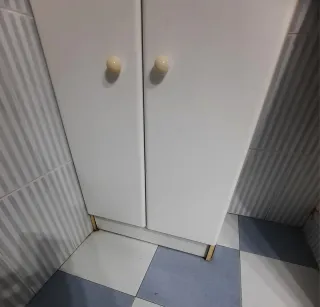 Armario de baño blanco