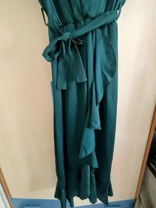 Vestido verde botella , cruzado con volantes