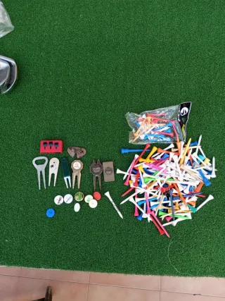 Lote de accesorios de golf: tees, arreglapiques