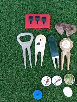 Lote de accesorios de golf: tees, arreglapiques