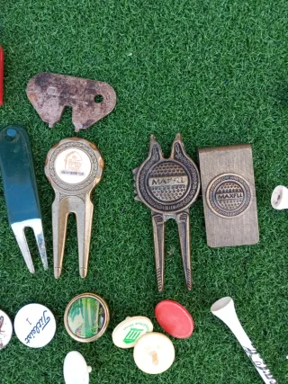 Lote de accesorios de golf: tees, arreglapiques