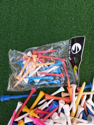 Lote de accesorios de golf: tees, arreglapiques